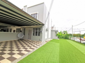 Maco Home Premium Suite Corner at Mount Austin Taman Daya